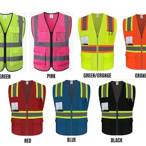 Op de afbeelding: Een collectie van zeven veiligheidsvesten in groen, roze, groen-oranje, oranje, rood, blauw en zwart. Elk vest is voorzien van een ritssluiting aan de voorzijde, meerdere opbergzakken, een doorzichtige ID-kaarthouder en reflecterende zilveren strips.