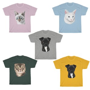 Pu&ograve; includere: Cinque magliette diverse con illustrazioni di vari animali. Le magliette sono di diversi colori: rosa, azzurro, grigio, verde e giallo. Gli animali includono un gatto, un carlino e un gatto tigrato.