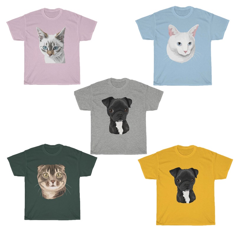 Pu&ograve; includere: Cinque magliette diverse con illustrazioni di vari animali. Le magliette sono di diversi colori: rosa, azzurro, grigio, verde e giallo. Gli animali includono un gatto, un carlino e un gatto tigrato.