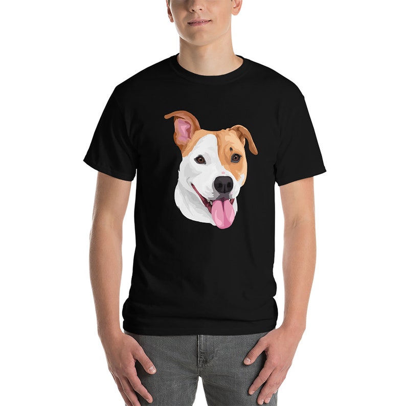 Pu&ograve; includere: Una maglietta nera con un'illustrazione di un cane bianco e marrone con la lingua di fuori.