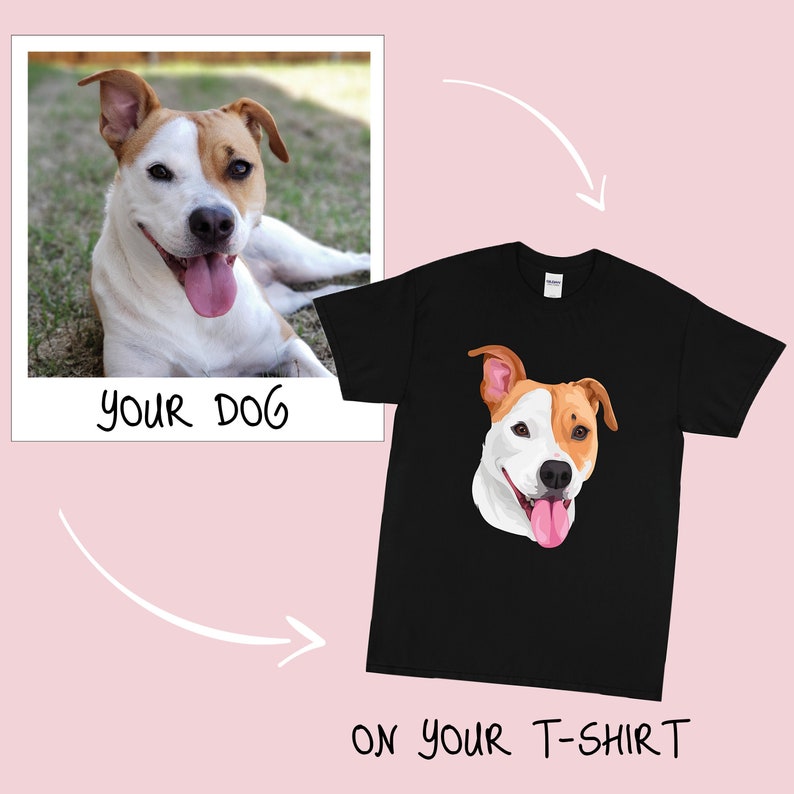 Pu&ograve; includere: Una maglietta nera con un'illustrazione di un cane di cartone animato con pelliccia marrone e bianca. Il testo "YOUR DOG" &egrave; su una cornice Polaroid bianca sopra il cane e il testo "ON YOUR T-SHIRT" &egrave; sotto il cane.