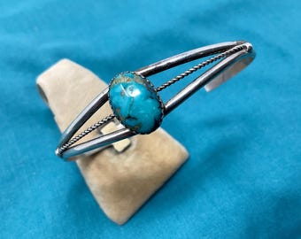 The Indian Navajo “sparrow” Bangle Bracelet With Natural Howlite