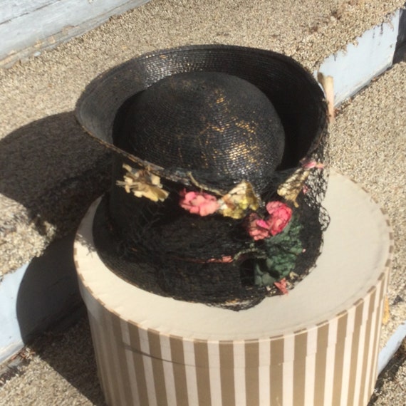 Vintage Straw Hat With Netting Silk Flowers Vintage Clothing  display picture 3