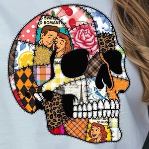 Könnte beinhalten: Weißes T-Shirt mit einem farbenfrohen Totenkopf-Design. Der Totenkopf besteht aus verschiedenen Patchwork-Mustern, darunter Blumen-, Karo- und Leopardenmuster. Das Design enthält Vintage-Illustrationen und die Texte "Sweet Romance" und "Just Love So Much".