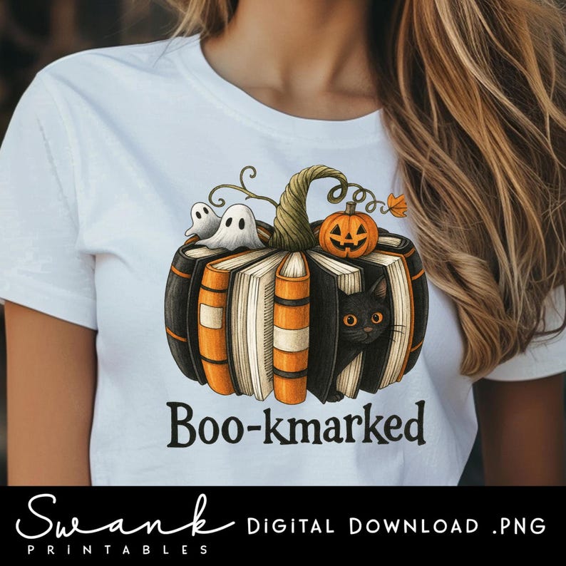 K&ouml;nnte beinhalten: Wei&szlig;es T-Shirt mit einem Halloween-Motiv. Das Design zeigt einen K&uuml;rbis aus B&uuml;chern, eine schwarze Katze, Geister und einen K&uuml;rbis. Der Text "Boo-kmarked" steht unter dem Design. Auf der Unterseite des T-Shirts steht "Swank PRINTABLES".