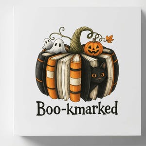 K&ouml;nnte beinhalten: Eine Halloween-Illustration mit einem K&uuml;rbis aus B&uuml;chern. Eine schwarze Katze schaut zwischen den Seiten hervor, mit zwei Geistern und einem geschnitzten K&uuml;rbis oben. Der Text "Boo-kmarked" befindet sich unten.