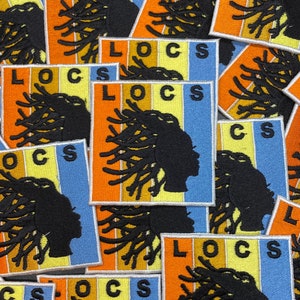 Könnte beinhalten: Gestickte Aufnäher mit dem Wort "LOCS" und einer Silhouette einer Person mit Locs. Die Aufnäher haben ein Farbblockdesign mit orangefarbenen, gelben und blauen Abschnitten. Die Aufnäher sind schwarz, orange, gelb und blau.