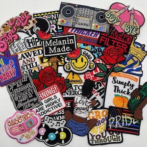 Może przedstawiać: Kolekcja kolorowych, haftowanych naszywek z różnymi wzorami i tekstami. Naszywki obejmują mikser DJ, uśmiechniętego arbuza, różę i słowa "Melanin Made". Inne naszywki zawierają frazy takie jak "Love Yourself" i "Simply Thick".