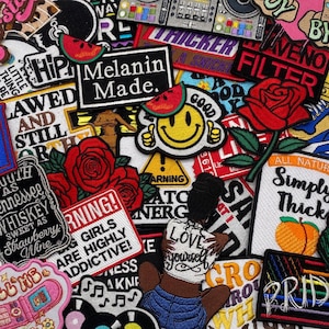 Puede incluir: Una colección de parches bordados con varios diseños y texto. Los parches incluyen una rodaja de sandía, una carita sonriente, rosas rojas y las palabras "Melanin Made" y "Love Yourself". Los parches son coloridos y diversos.