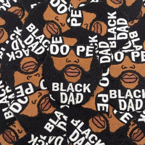 Puede incluir: Parches bordados con la cara de un hombre negro, gafas de sol y barba. El texto "BLACK DAD" y "DOPE" está en letras blancas. Los parches son negros, marrones y blancos.