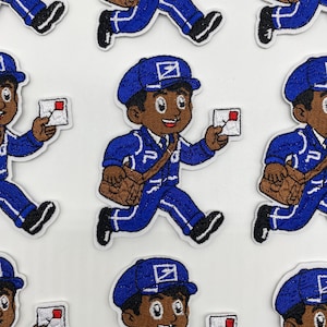 Puede incluir: Una serie de parches bordados que muestran a un cartero de dibujos animados con uniforme y gorra azules, llevando un bolso marrón y sosteniendo un sobre blanco con un sello cuadrado rojo. El diseño se repite en una cuadrícula sobre fondo blanco.