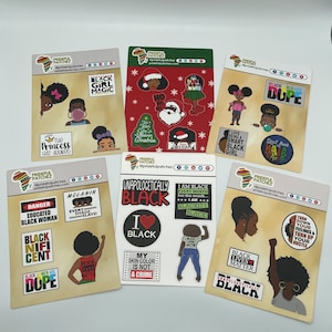 Op de afbeelding: Een verzameling kleurrijke sticker vellen met diverse ontwerpen en teksten. De stickers tonen zwarte trots, empowerment en culturele thema's. Sommige stickers hebben afbeeldingen van zwarte vrouwen en meisjes, en sommige hebben feestdagen thema's.