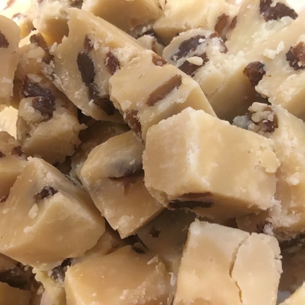 Rum and raisin flavour fudge