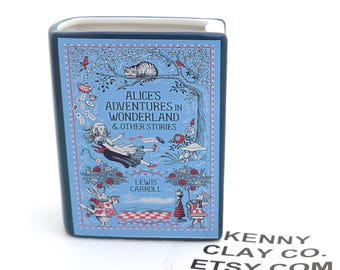Vase livre en céramique : Alice au pays des merveilles, jardinière, porte-crayon, pour liseuse