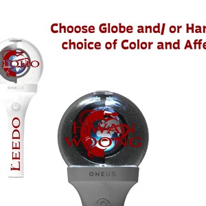 Puede incluir: Bast&oacute;n de concierto blanco que se ilumina con un globo transparente que contiene un globo azul y verde con el texto "ONEUS" en el mango y "SEOHO" y "LEEDO" en el bast&oacute;n. El globo tambi&eacute;n tiene el texto "HI-WAY" y "WOOYOUNG" en rojo.