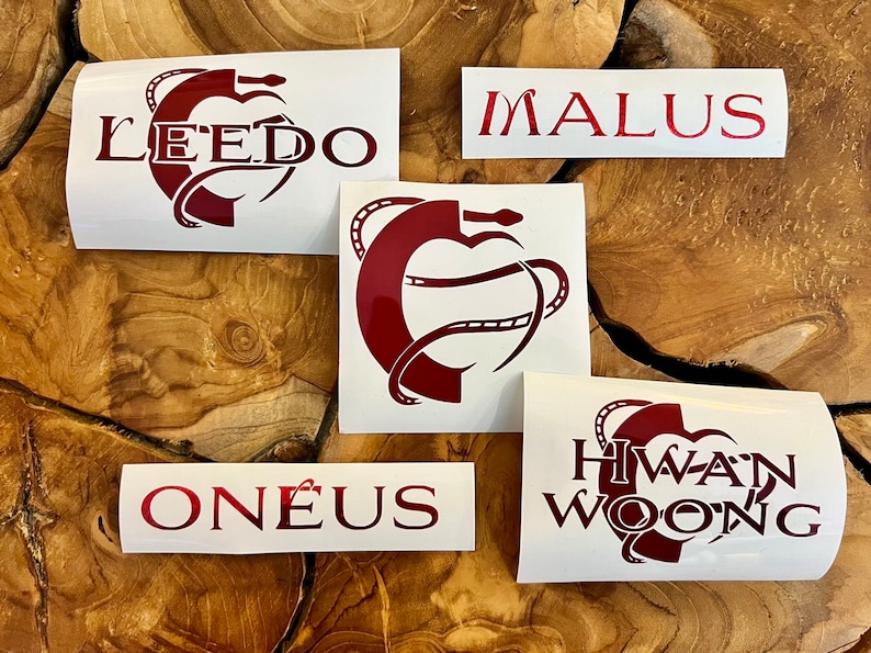 Puede incluir: Cinco pegatinas de vinilo blanco con letras rojas y un dise&ntilde;o de serpiente roja. Las pegatinas dicen "LEEDO", "MALUS", "ONEUS", "HWAN WOONG" y una serpiente envuelta alrededor de un coraz&oacute;n.