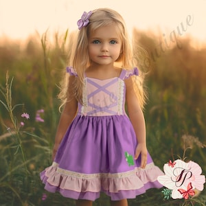 Vestido de la princesa Rapunzel inspirado en Enredados con bordado de Pascal