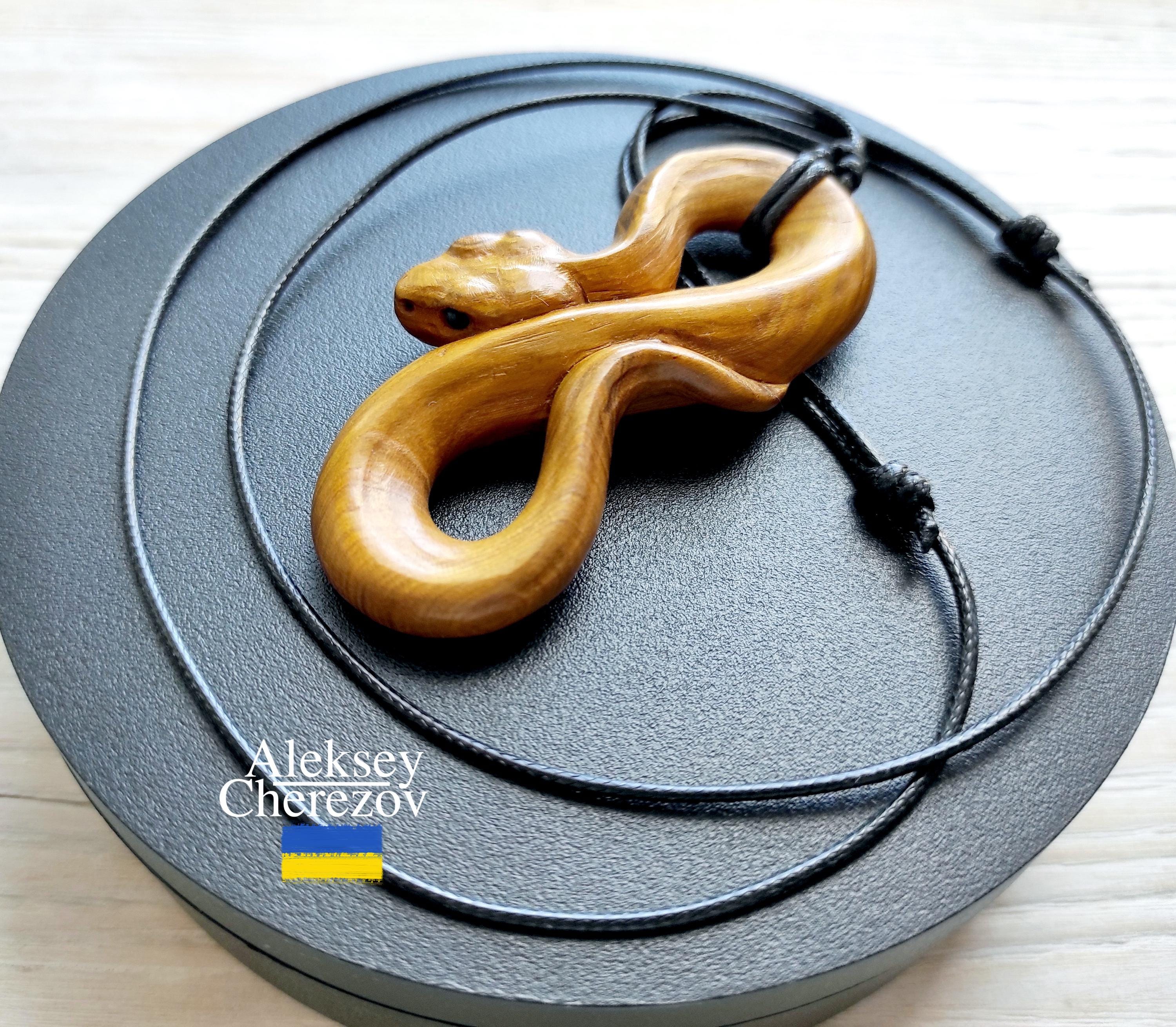 巳年。木製の蛇ペンダント、手作り、十二支の蛇、大きな彫刻が施された