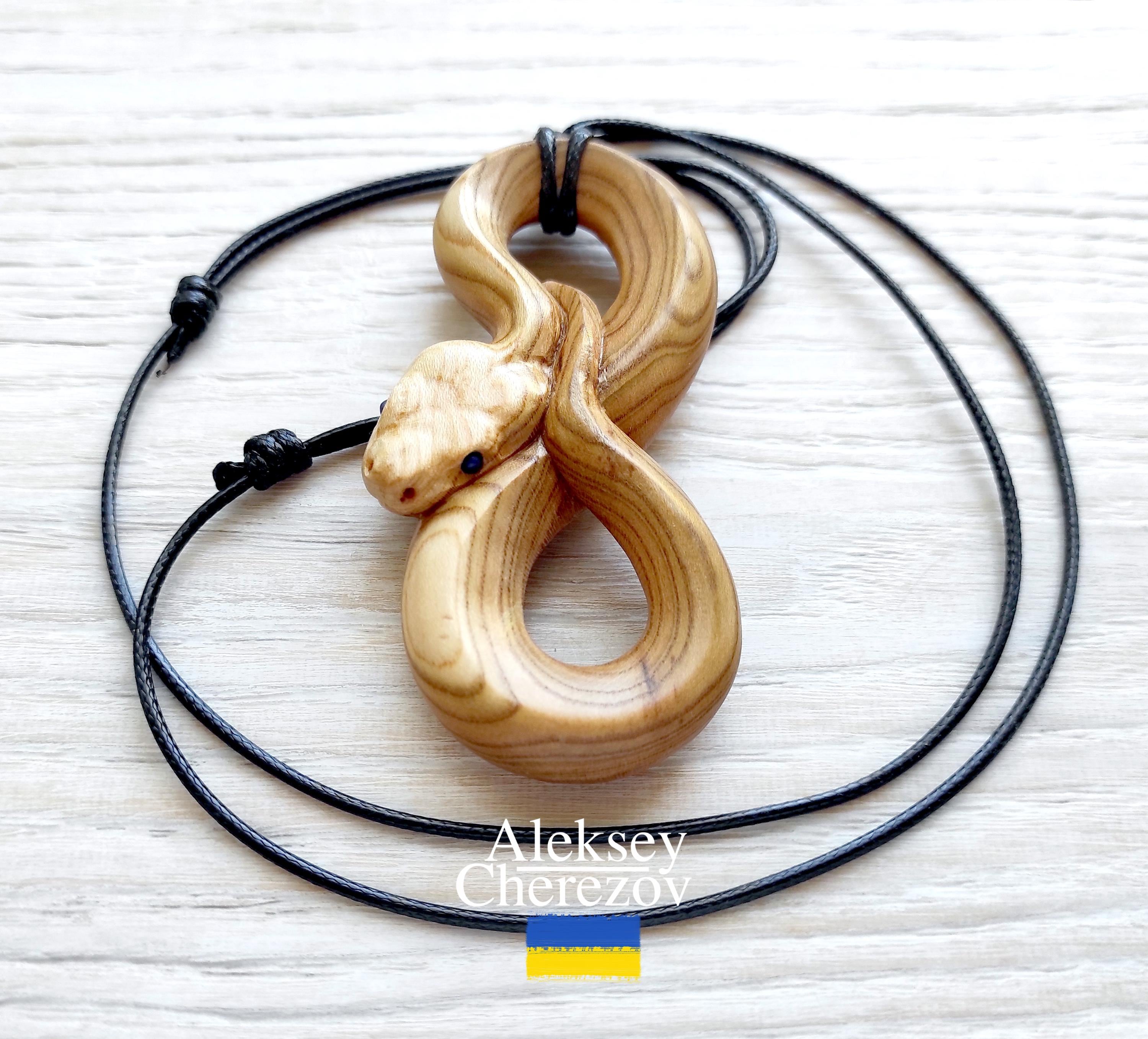 巳年。木製の蛇ペンダント、手作り、十二支の蛇、大きな彫刻が施された