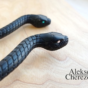 Bastoncino per capelli a forma di serpente, forcina per capelli in legno a forma di serpente, accessori per capelli, bacchette per capelli. Legno di carpino lavorato a mano e occhi Swarovski. Anno del serpente dello zodiaco