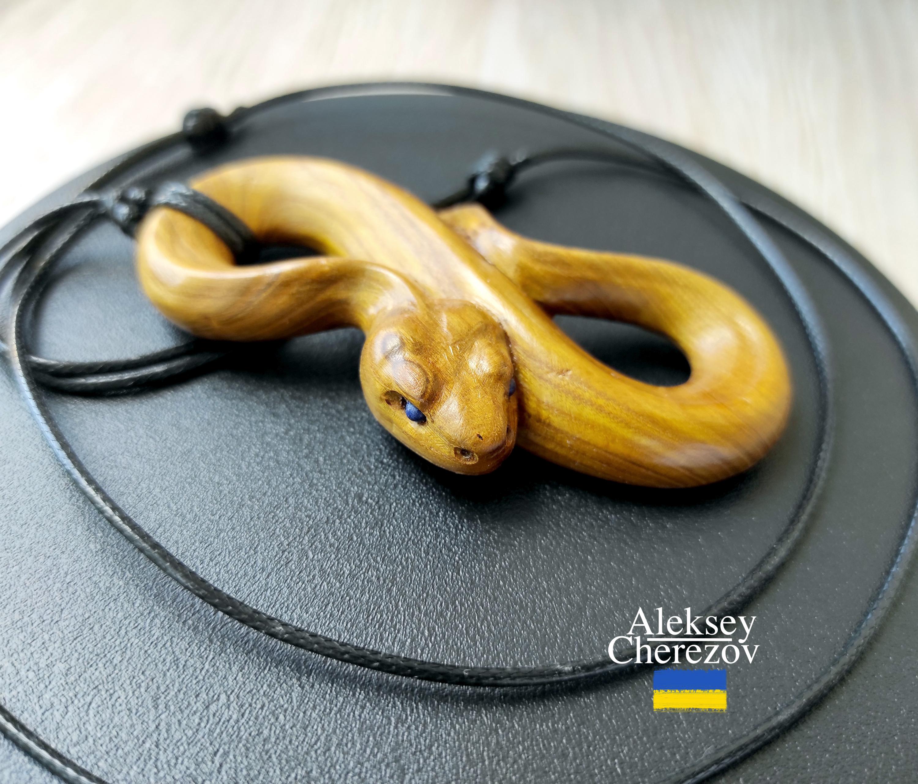 巳年。木製の蛇ペンダント、手作り、十二支の蛇、大きな彫刻が施された