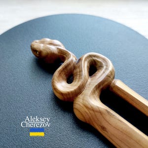 Serpent. Fourchette à cheveux en bois. Pic à cheveux. Barrettes à cheveux sculptées en python. Épingles à cheveux, bijoux pour cheveux, accessoires pour cheveux longs. Année du serpent du zodiaque