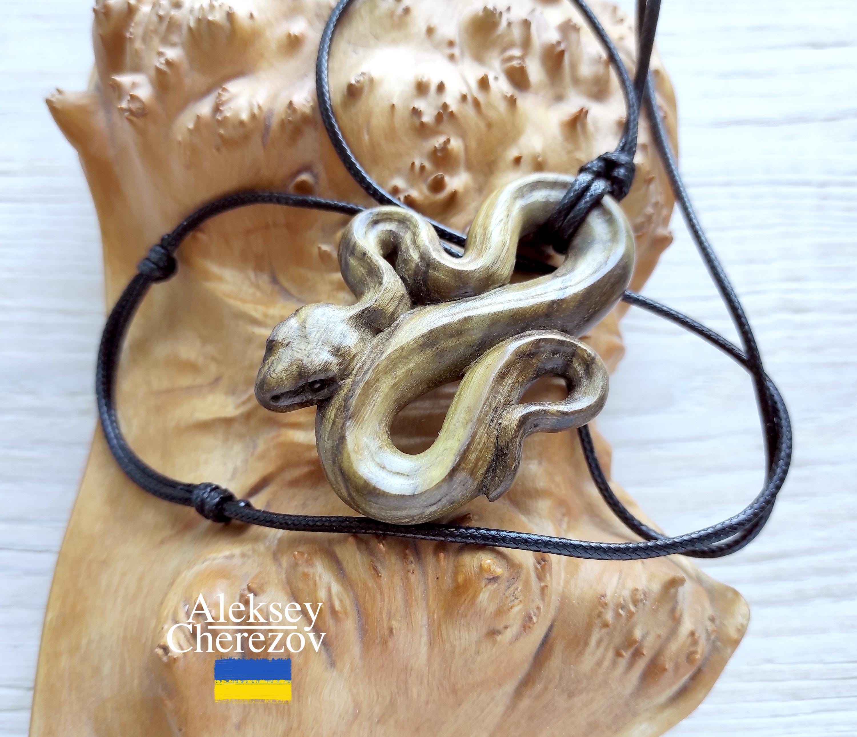 巳年。木製の蛇ペンダント、手作り、十二支の蛇、大きな彫刻が施された