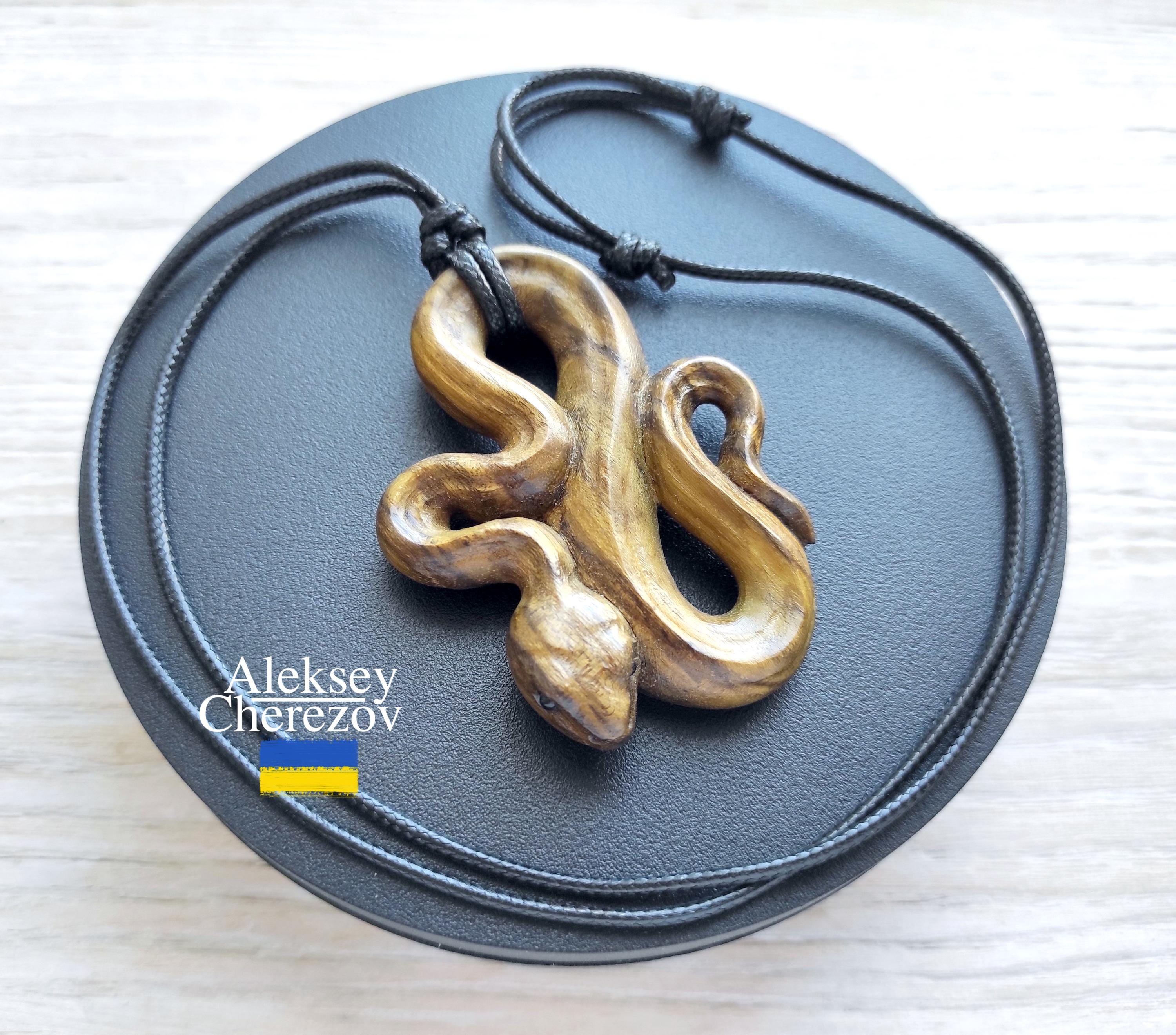 巳年。木製の蛇ペンダント、手作り、十二支の蛇、大きな彫刻が施された