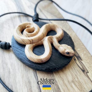 Rok Węża. Drewniany wisior wąż, ręcznie robiony, Wąż zodiakalny Duży rzeźbiony naszyjnik, wisior z pytona, drewniany naszyjnik. Prezent dla niej. Prezent dla niego.