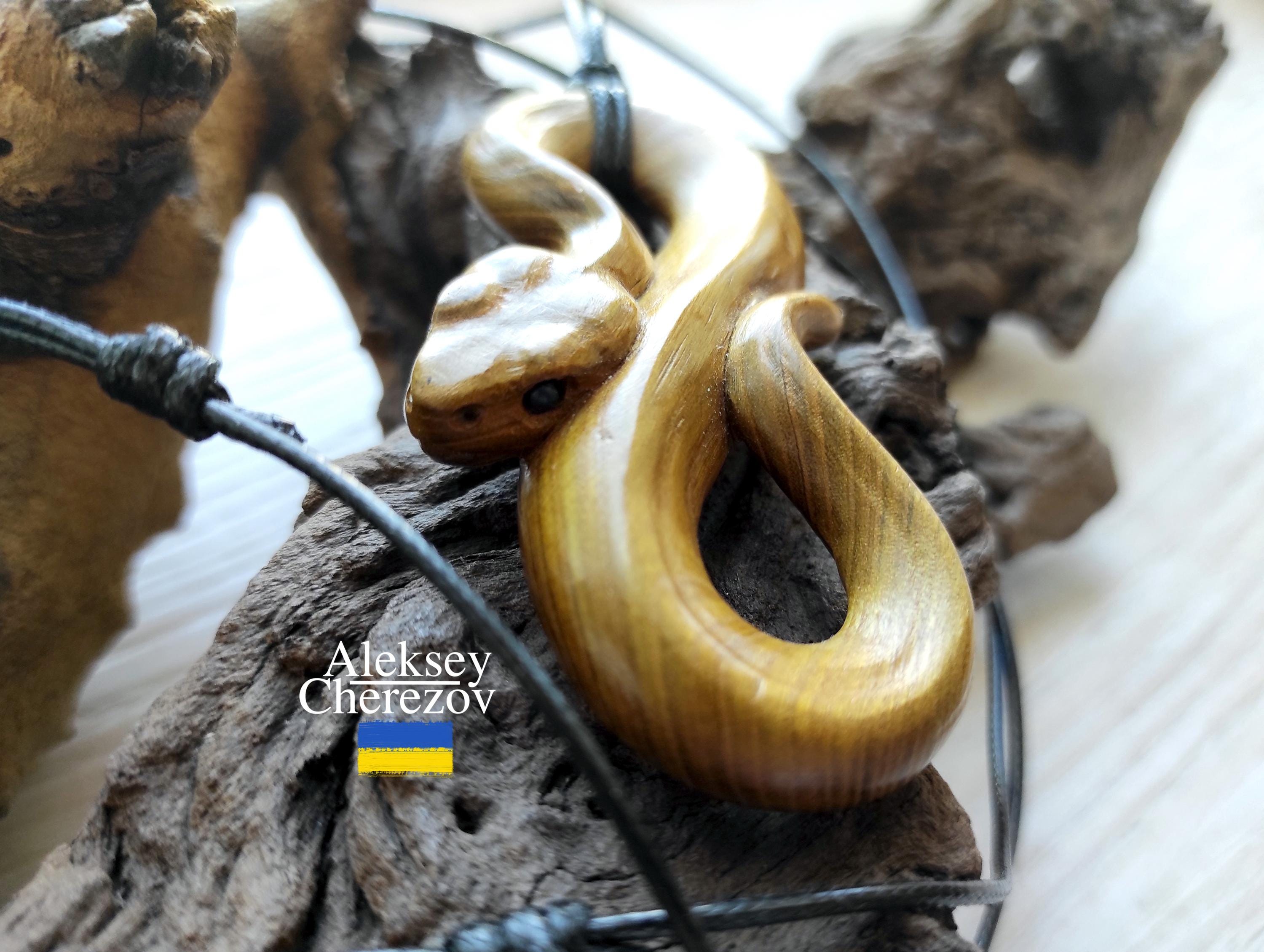 巳年。木製の蛇ペンダント、手作り、十二支の蛇、大きな彫刻が施された