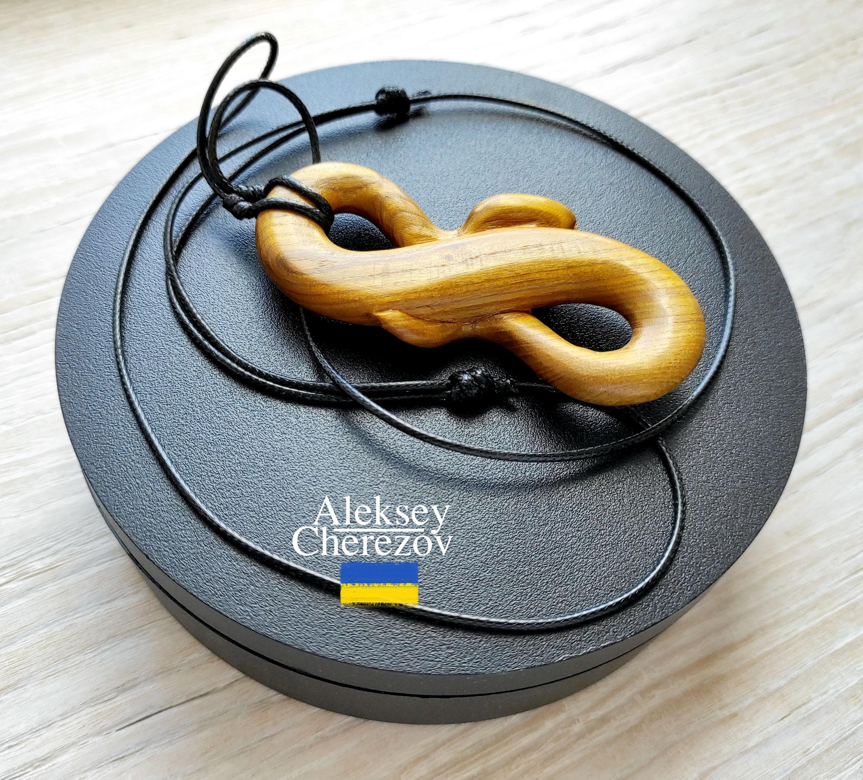 巳年。木製の蛇ペンダント、手作り、十二支の蛇、大きな彫刻が施された