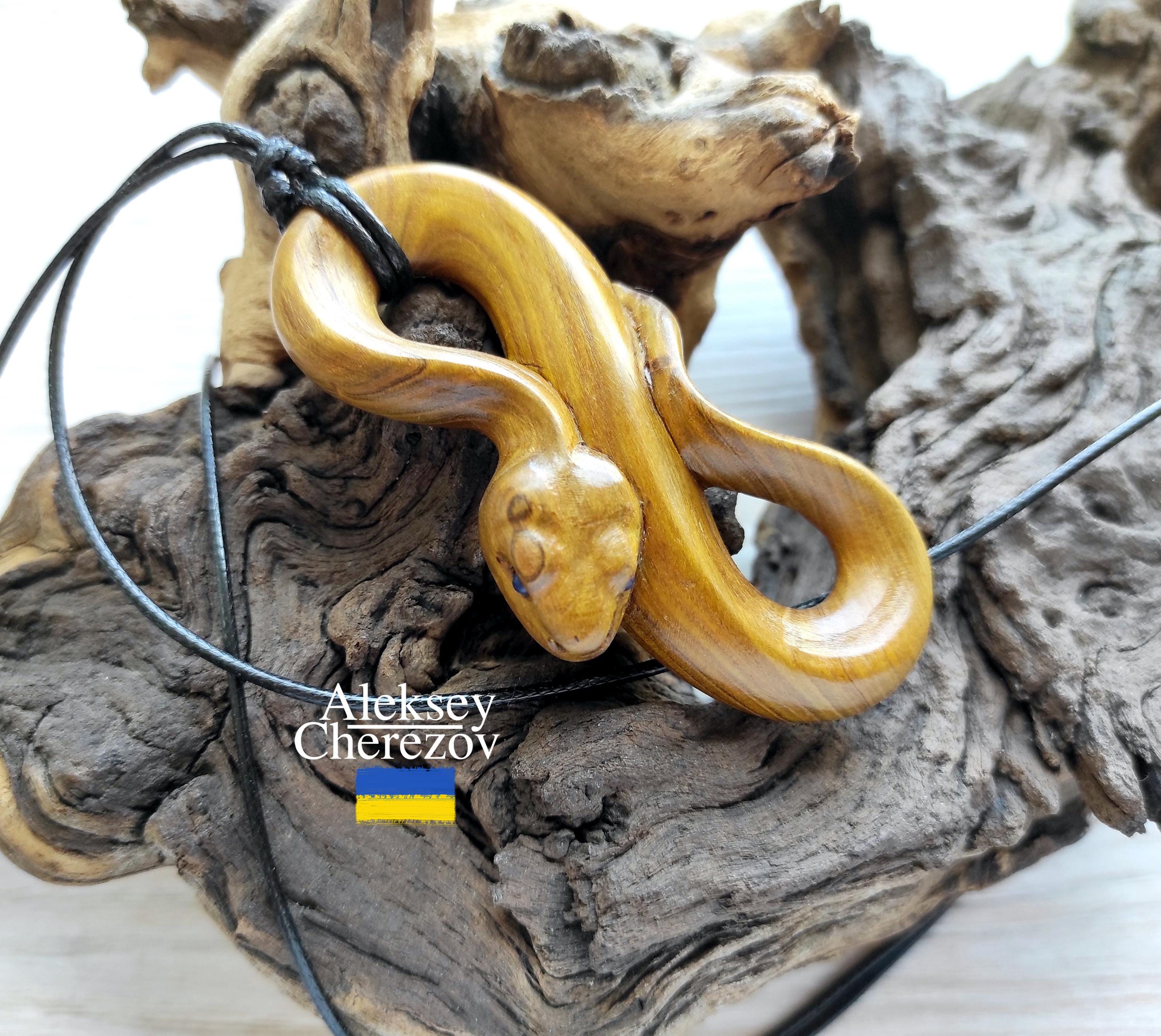 巳年。木製の蛇ペンダント、手作り、十二支の蛇、大きな彫刻が施された