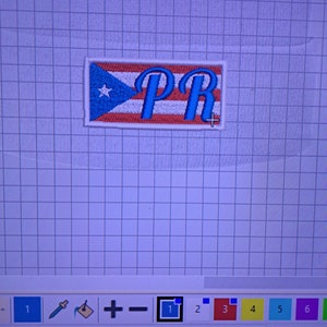 Puede incluir: Un parche bordado blanco con las letras "PR" en azul sobre una bandera puertorriqueña roja, blanca y azul.