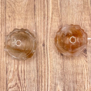 Cuenco de loto de cuarzo sanador dorado con arcoíris tallado a mano en cuarzo con inclusiones hematoides, también conocido como cuarzo sanador dorado.