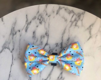 The Crafty Dog Co - Honey Heist Bow Tie Dog Walks Adventure Collar Accessoire Happy Bees Honey Pot Blue Dog Girl Boys UK Velcro Quirky