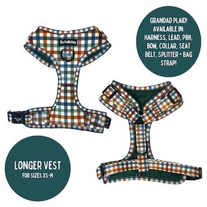 Op de afbeelding: Een hondentuigje in een Grandad Plaid-patroon, met bruine, blauwe en groene ruitjes. Het tuigje heeft verstelbare bandjes en een mesh voering. Tekst op de afbeelding zegt "The Crafty Dog" en "Longer Vest for sizes XS-M". Verkrijgbaar in tuigje, lijn, PBH, strik, halsband, veiligheidsgordel, splitter + tasriem!