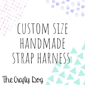 Op de afbeelding: Witte achtergrond met roze en blauwe patronen. De tekst luidt "CUSTOM SIZE HANDMADE STRAP HARNESS" en "The Crafty Dog".