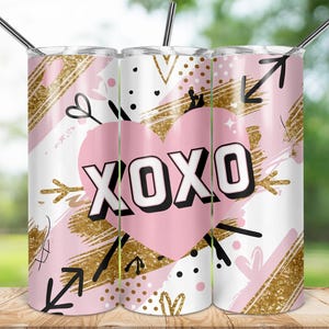 XOXO Pink Heart Skinny Tumbler, 20 Unzen Sublimationsverpackung, Gold und schwarze Pfeile, süßes Valentinstagsgeschenk, Love Themed Becher