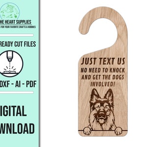 Könnte beinhalten: Ein hölzerner Türhänger mit einem Deutschen Schäferhund, der über den oberen Rand schaut. Der Text auf dem Türhänger lautet "Just text us, no need to knock and get the dogs involved!"
