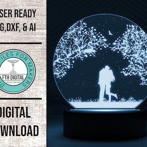 Può includere: Una silhouette bianca di una coppia che si bacia davanti a due alberi con rami bianchi. La silhouette è all'interno di un cerchio con sfondo bianco e un bagliore blu. Il cerchio è su una base nera.