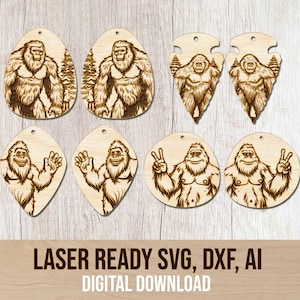 Op de afbeelding: Een verzameling houten Bigfoot-oorbellen in verschillende vormen. De oorbellen hebben lasergesneden ontwerpen van Bigfoot in verschillende poses, sommige met bomen. De tekst "LASER READY SVG, DXF, AI DIGITAL DOWNLOAD" staat onderaan.