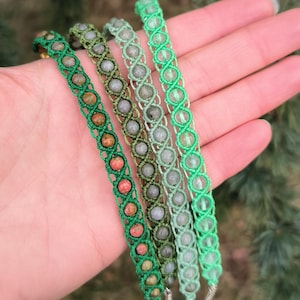 Bracciali impilabili in macramè fatti a mano con pietre naturali. Tanti colori tra cui scegliere! Gioielli unisex per tutti i giorni con perline, pietre preziose, stile boho.