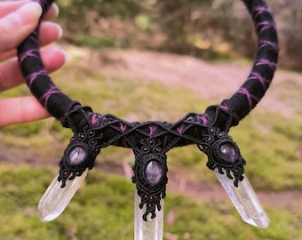 Colección Hécate: Collar con cuarzo y amatista naturales. Joyería de macramé hecha a mano.