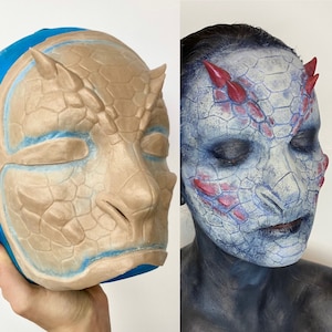 Peut inclure: Gros plan sur deux styles de maquillage différents. L'un est une pièce de maquillage prothétique de couleur beige avec un design texturé et écailleux. L'autre est un design de maquillage bleu et rouge avec une texture écailleuse similaire. Les deux designs sont censés ressembler à une créature reptilienne.