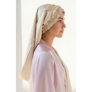 Könnte beinhalten: Ein Set aus drei Keramikbechern mit gesprenkelter, matter Oberfläche. Jeder Becher hat eine andere Farbe: hellblau, cremefarben und grau. Die Becher haben ein schlichtes, modernes Design mit runder Form und bequemem Griff.