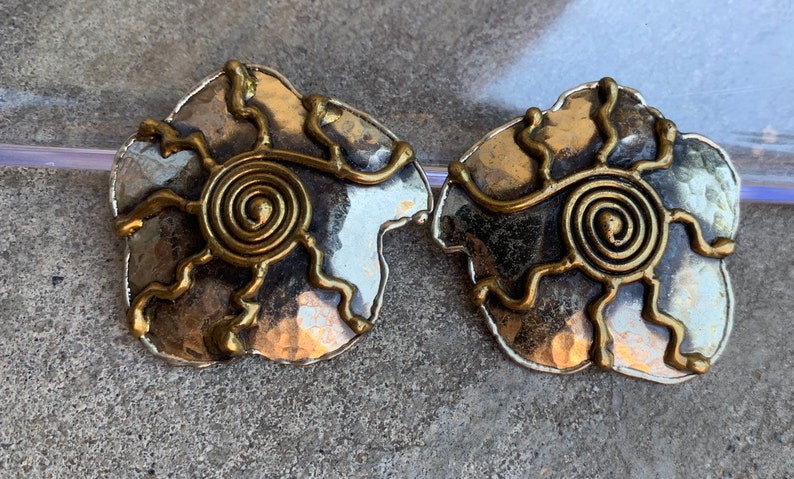 STUNNING Vintage 1970s 1980s Boho Tribal Hand Crafted Brutalist Modernist Brass /& Silver Tone Mixed Metal Sun Spiral Earrings