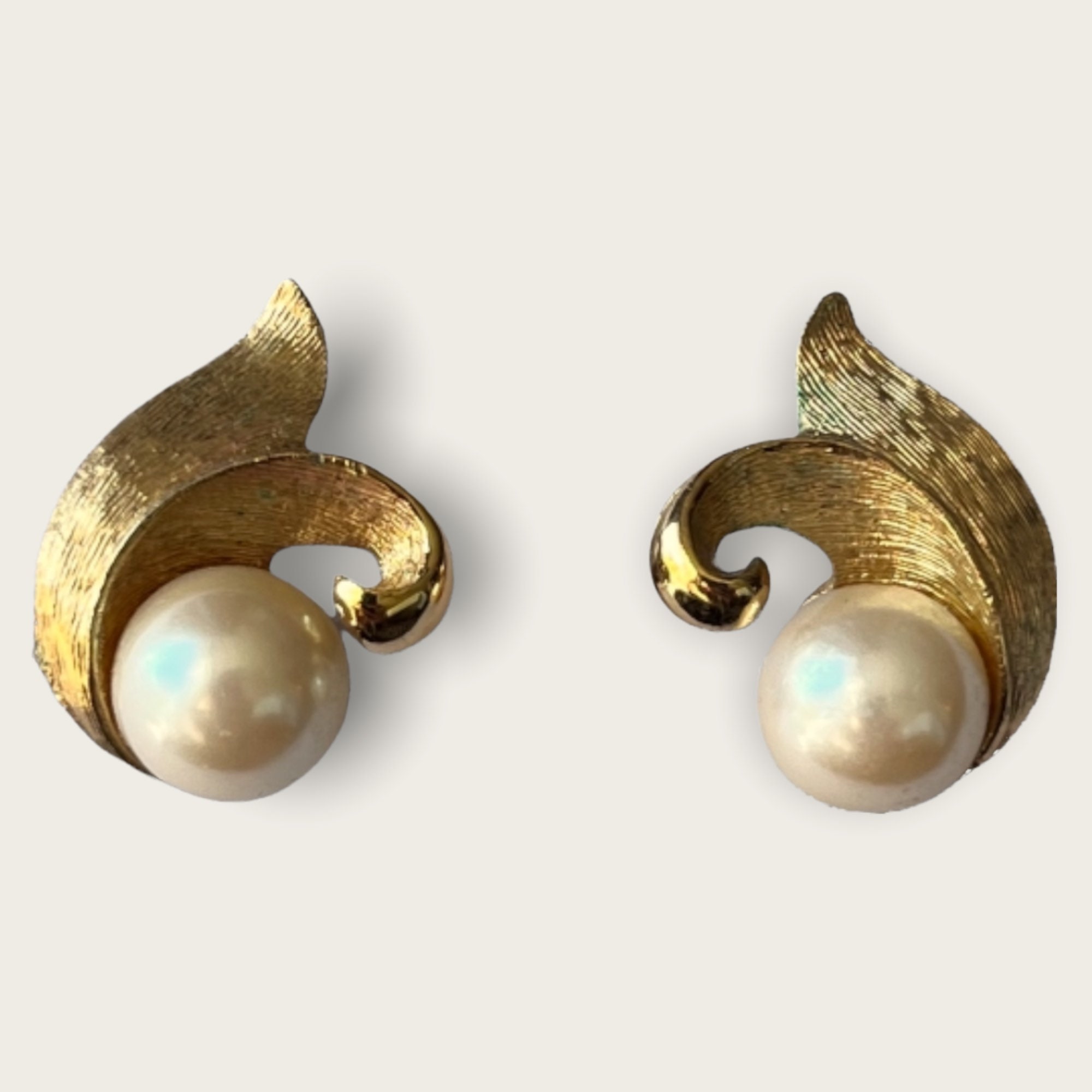 1990 striking faux pearl earrings