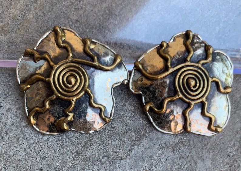 STUNNING Vintage 1970s 1980s Boho Tribal Hand Crafted Brutalist Modernist Brass /& Silver Tone Mixed Metal Sun Spiral Earrings