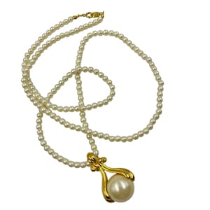 Collar elegante vintage de Avon Pearlesque, colgante largo de perlas sintéticas de los años 90, joyería llamativa de diseñador