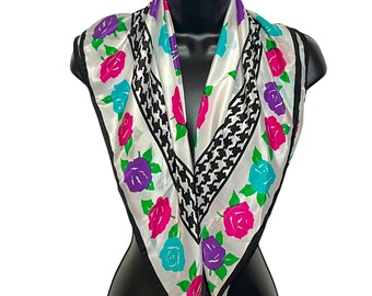 Foulard en soie vintage : motif pied-de-poule fleuri, accent bijou